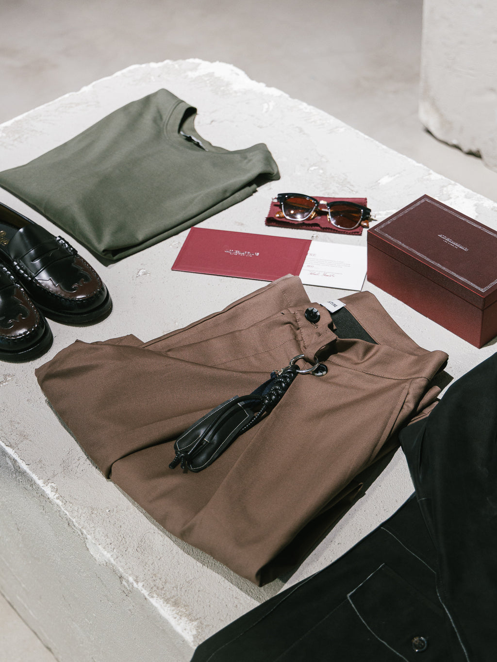 Pantalone classico sartoriale con dettaglio charm Brown