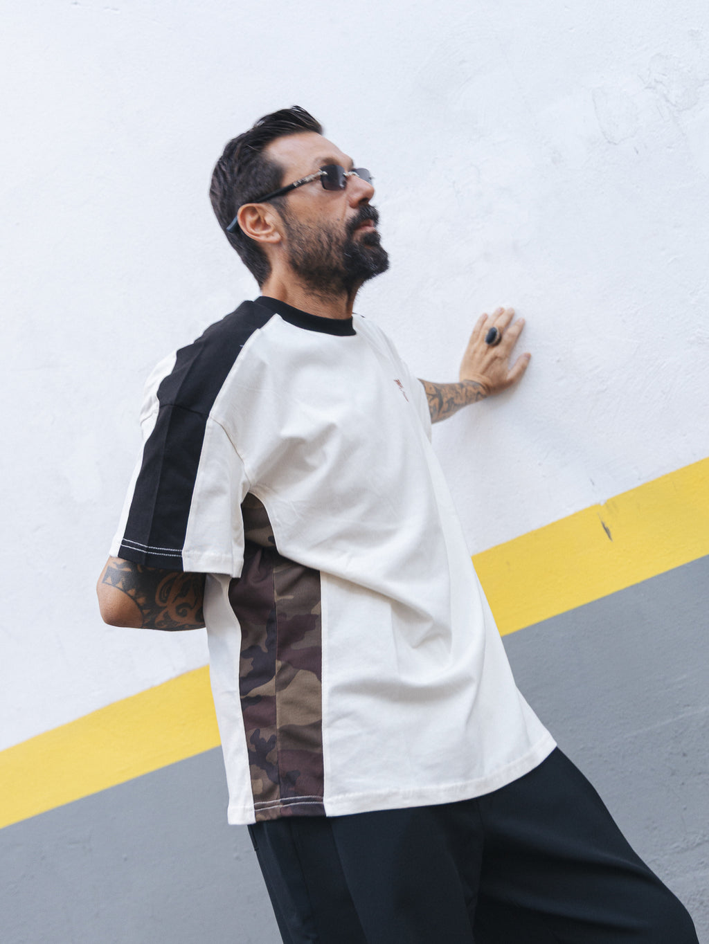 T-shirt con inserti camo e stampa gotica White