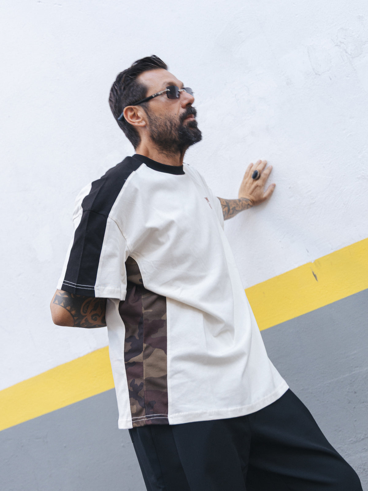 T-shirt con inserti camo e stampa gotica White