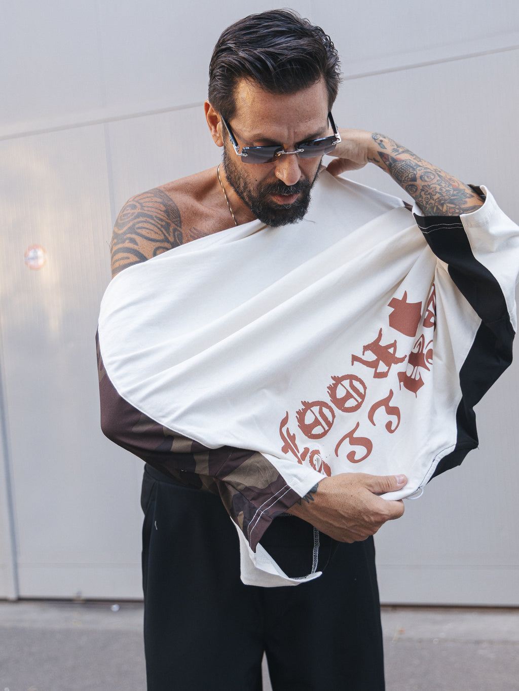 T-shirt con inserti camo e stampa gotica White