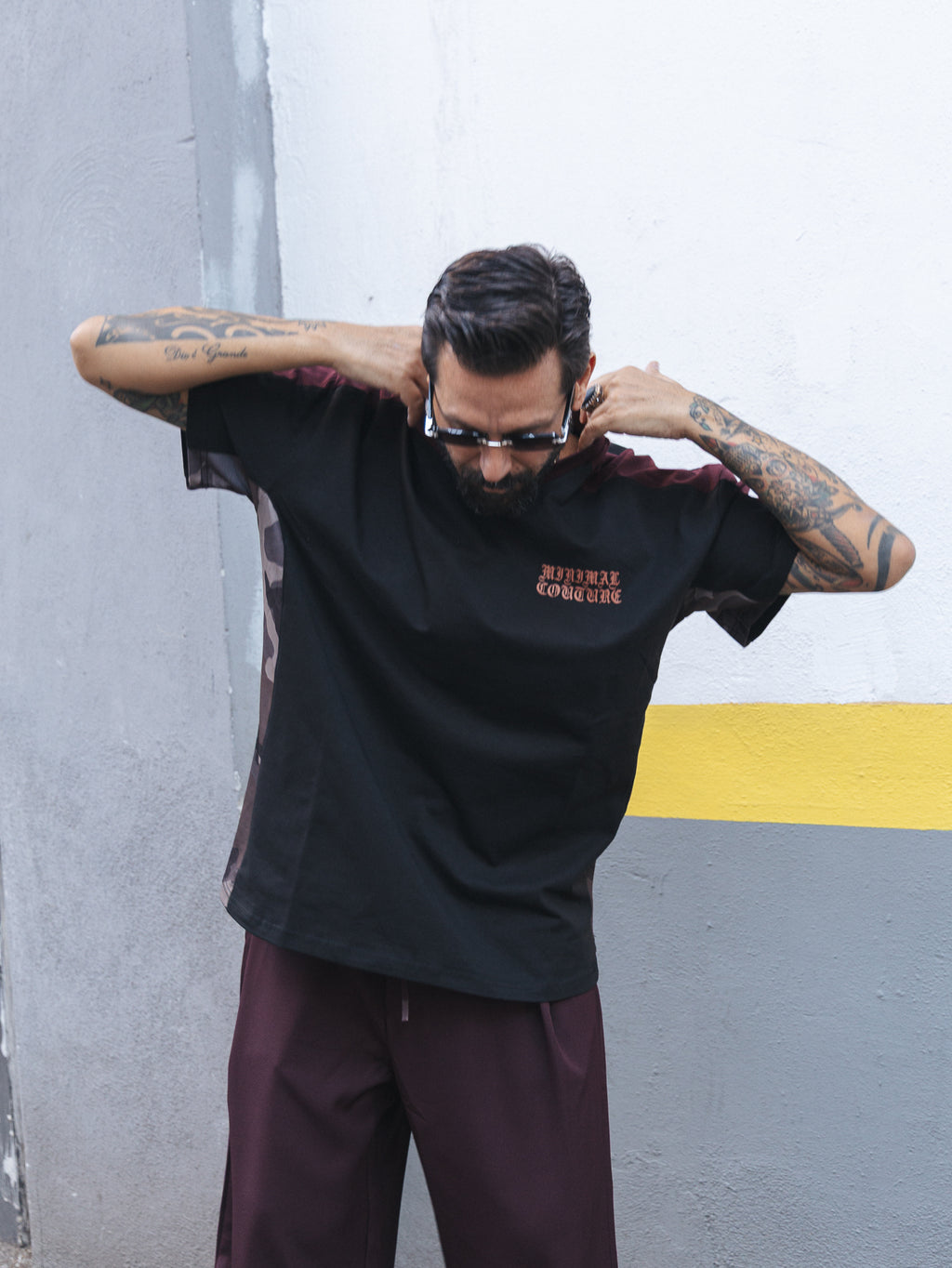 T-shirt con inserti camo e stampa gotica Black