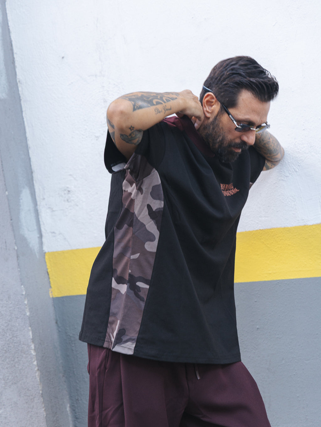 T-shirt con inserti camo e stampa gotica Black