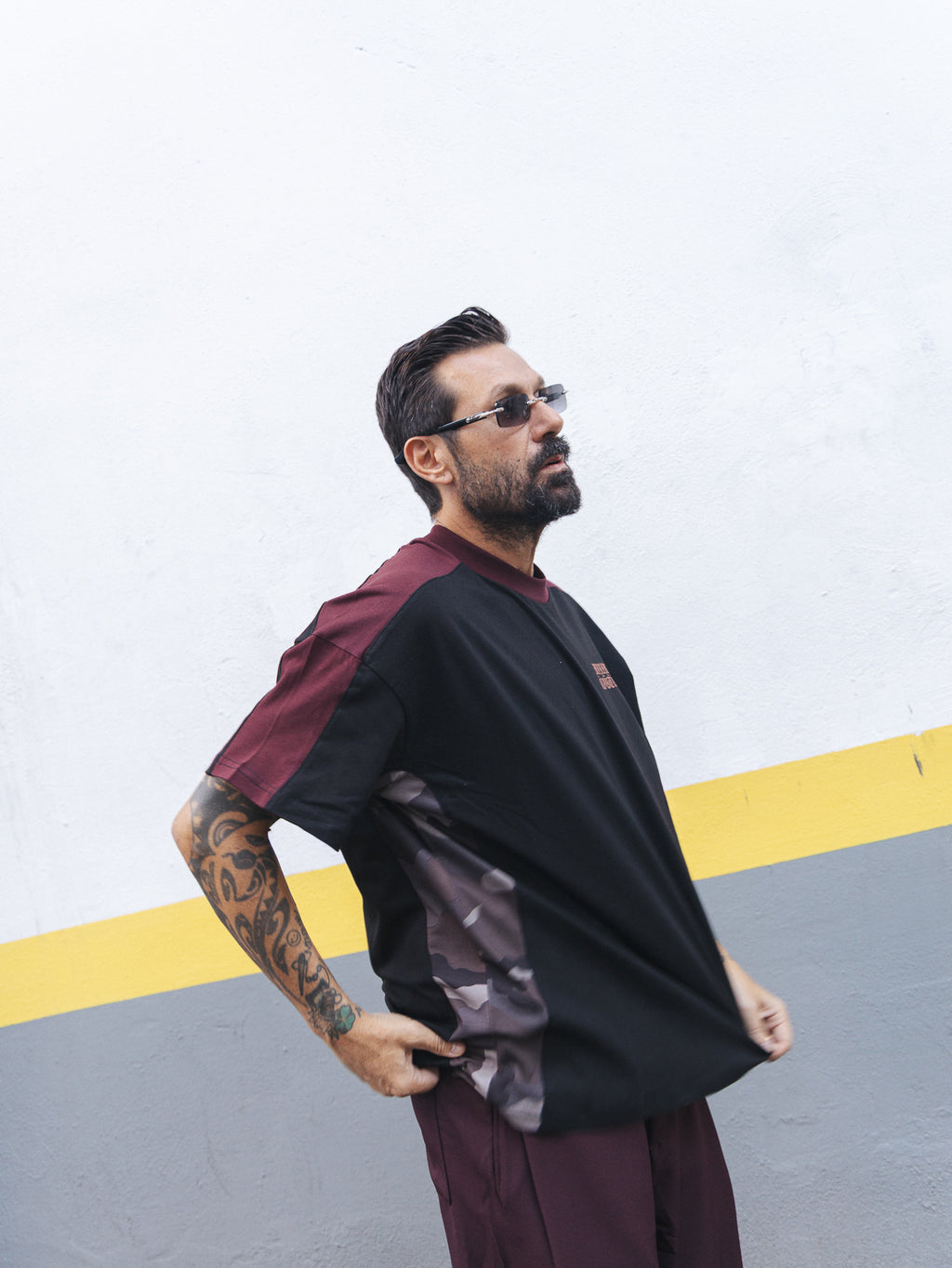 T-shirt con inserti camo e stampa gotica Black