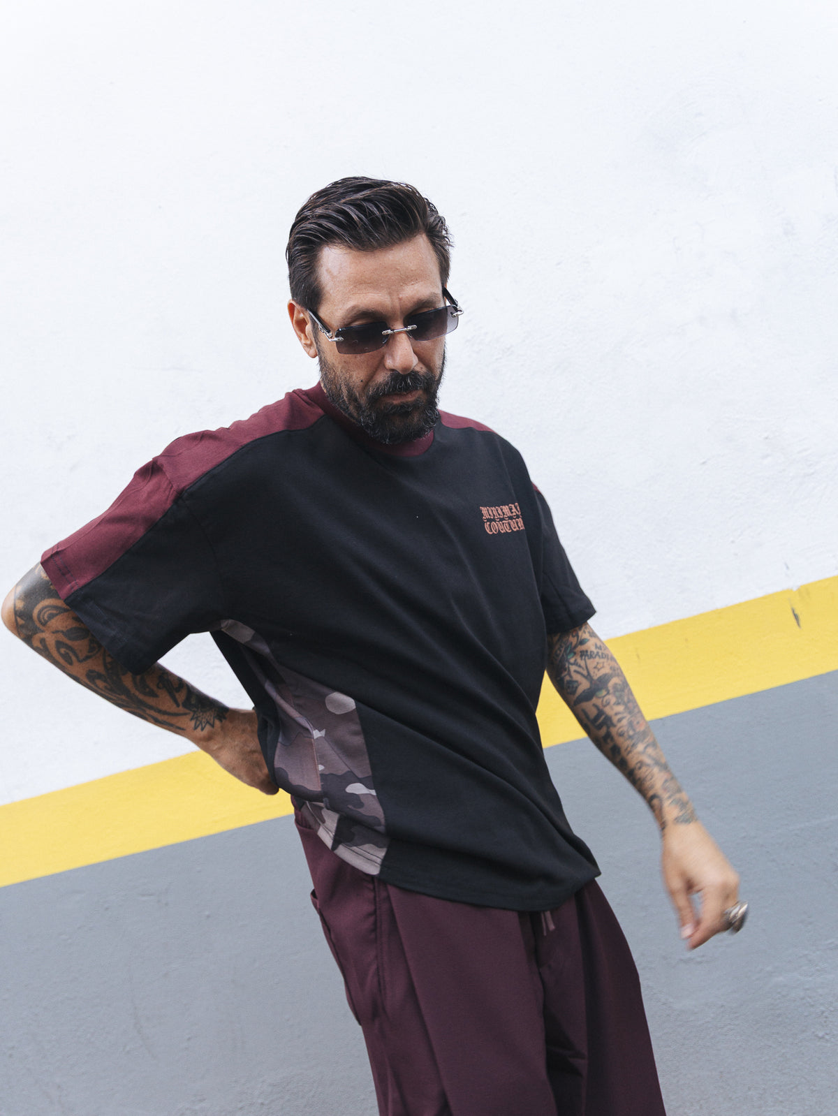 T-shirt con inserti camo e stampa gotica Black
