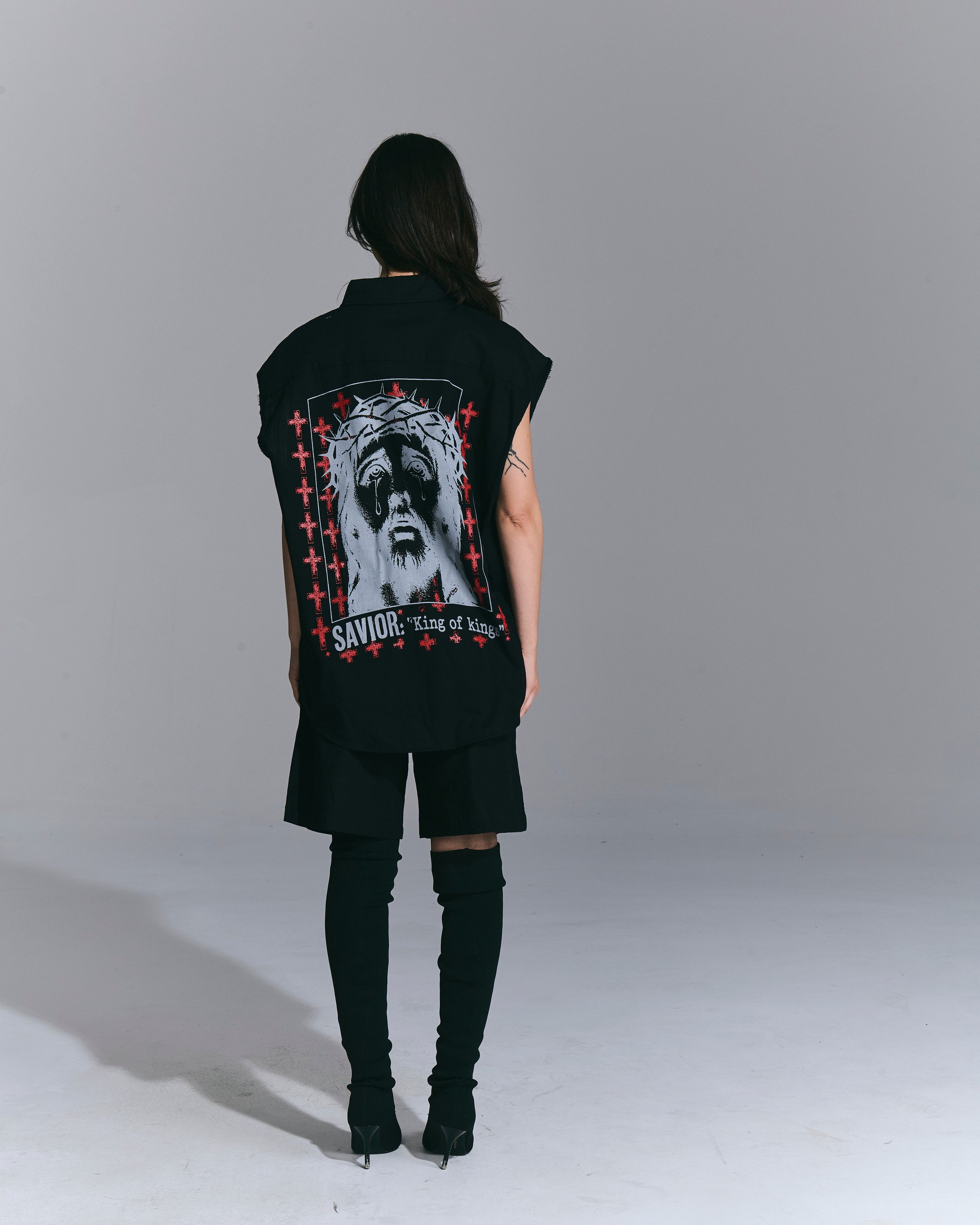 Camicia smanicata “Savior” – Black